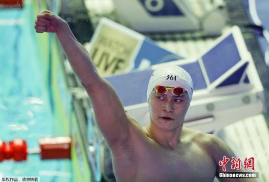 7月23日,在2019年光州游泳世錦賽男子200米自由泳決賽中,第七次征戰(zhàn)的中國(guó)游泳領(lǐng)軍人物孫楊以1分44秒93的佳績(jī)力壓群雄,成功衛(wèi)冕!至此,他也在個(gè)人項(xiàng)目(不含接力)金牌榜成功超越美國(guó)名將羅切特的10金,獨(dú)占第二名。