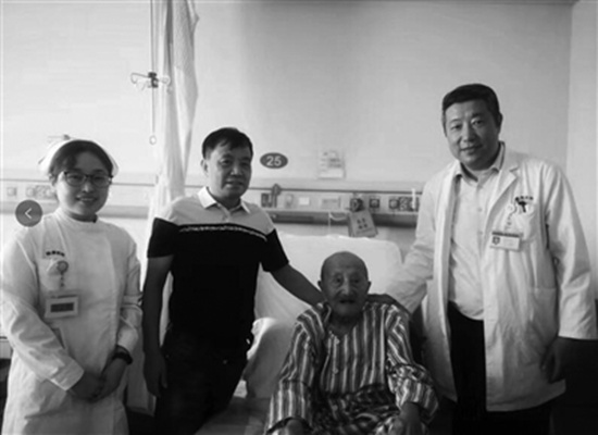 南京鼓樓醫院心胸外科王東進主任（右）看望手術后的老人。