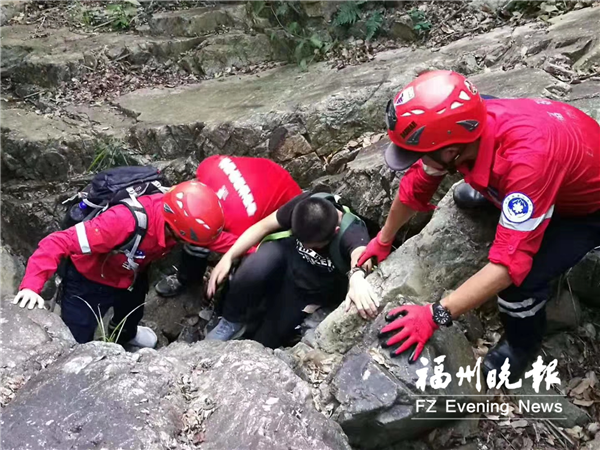中秋夜志愿者兩度鉆進深山　營救被困學生和游客