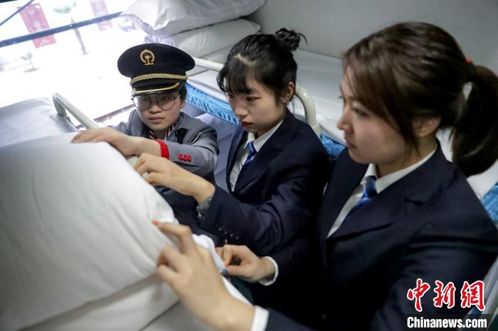 “00后”客串列車員：希望溫暖列車上每一名返鄉游客