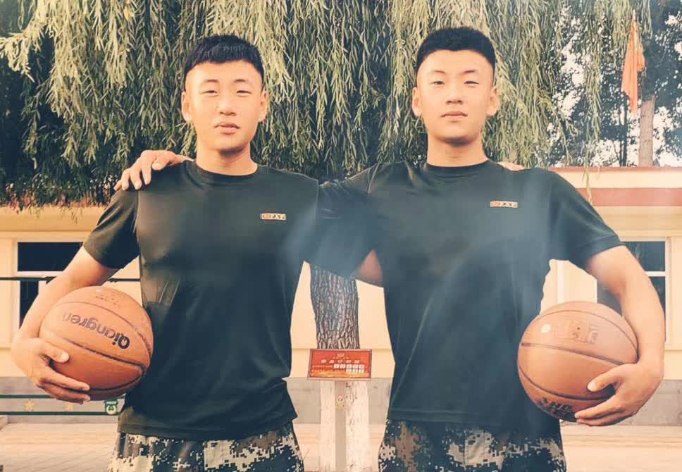 圖3：兄弟倆一起娛樂(lè)  董光陽(yáng)攝影。