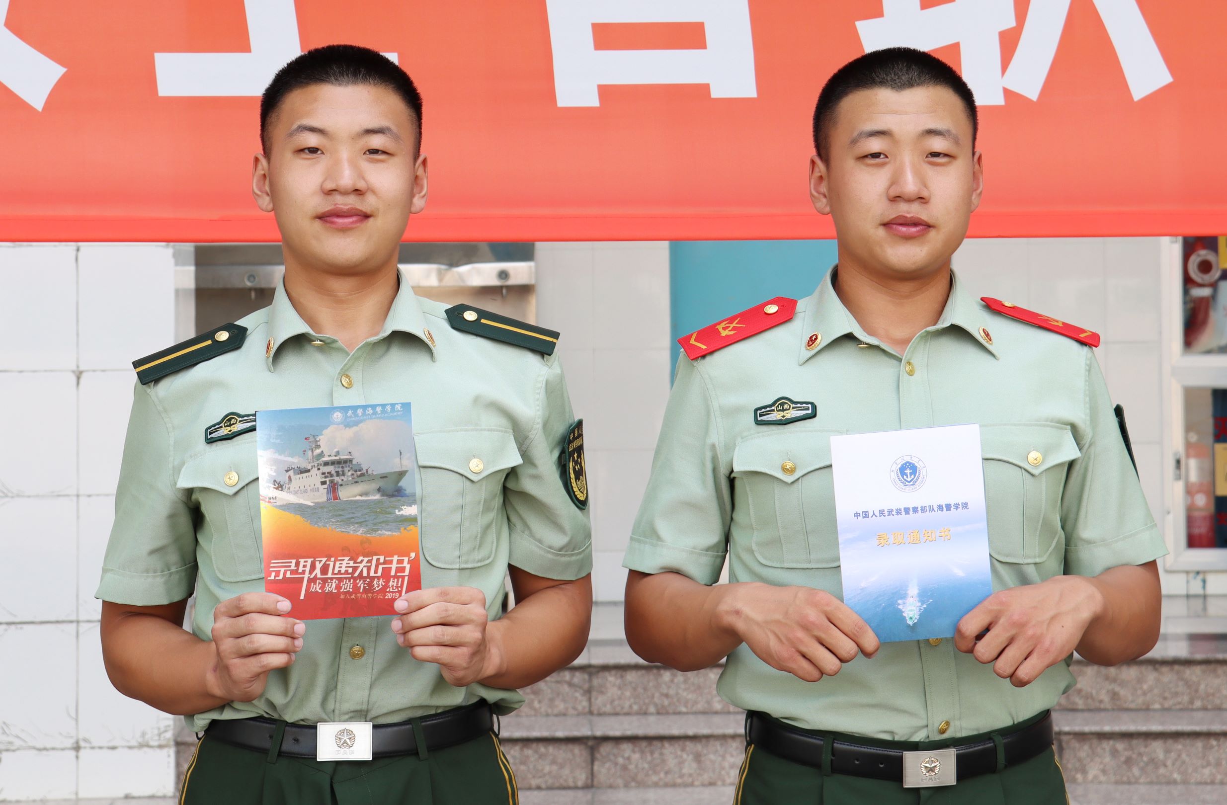 圖10：兄弟倆展示海警學(xué)院入取通知書(shū)  董光陽(yáng)攝影。