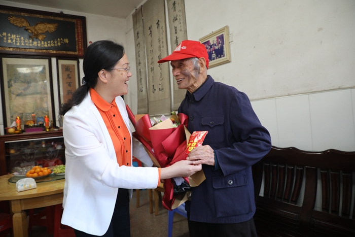 縣領(lǐng)導(dǎo)走訪慰問(wèn)抗美援朝老兵