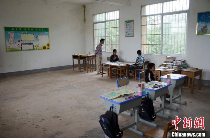 廣西退休教師不舍三名“特殊”學生 重返深山講臺