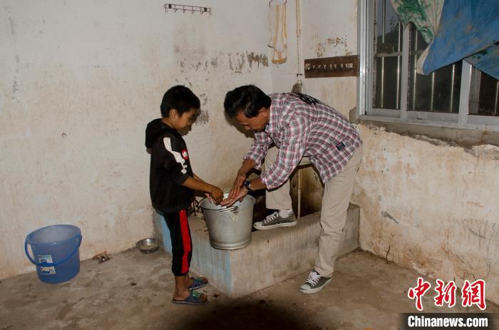 梁志雄教阿山洗手 翟李強 攝