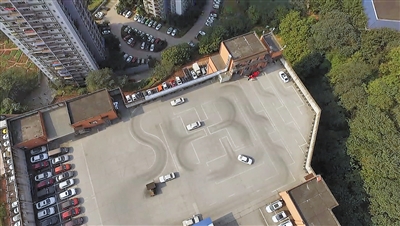 樓頂地面上畫有練車專用的白線