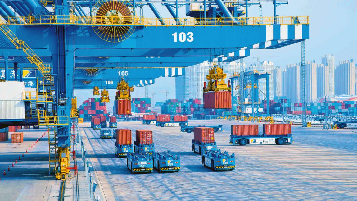 青島港自動化集裝箱碼頭作業場景