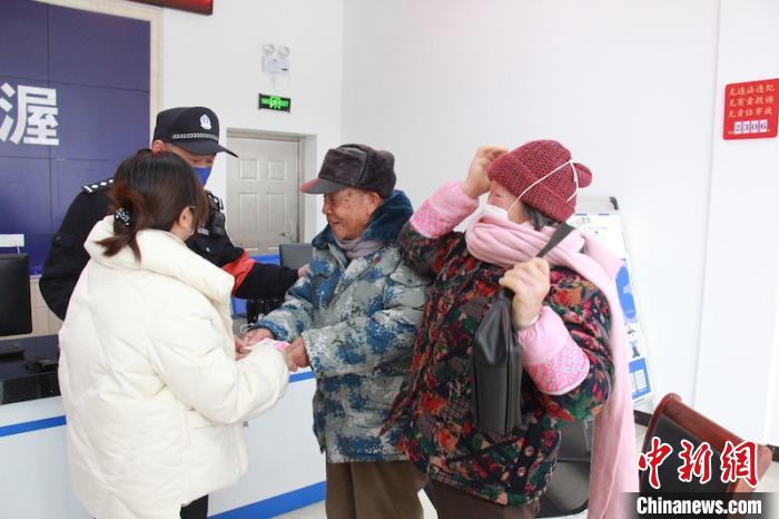 取空三張存折 89歲老兵為抗擊疫情捐出萬元現金