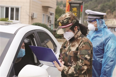 和民警并肩戰“疫” 女大學生說“我內心熱血沸騰”
