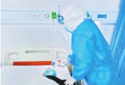 吳萱給張奶奶量體溫