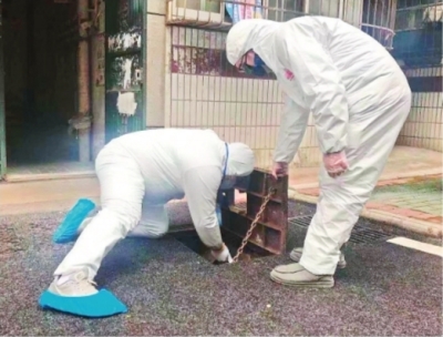 身著防護服的水務工作人員進社區服務    市水務集團供圖