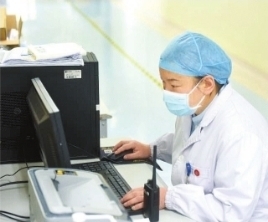 疫情結(jié)束后要補(bǔ)拍一張全家福！這對醫(yī)護(hù)夫妻在同一棟樓并肩戰(zhàn)斗