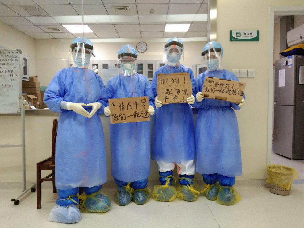 【戰(zhàn)疫最前線】自制“加油卡片”，捐出自帶物資，一線護師花式鼓勵病人