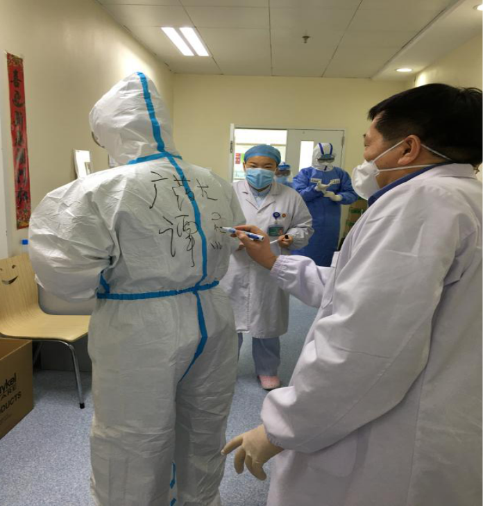 醫(yī)療隊(duì)張挪富副院長(zhǎng)親自為入艙人員仔細(xì)檢查防護(hù)裝備