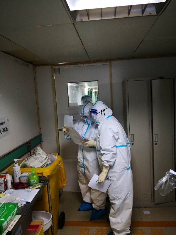 石方蓉（左）在仔細核對醫囑