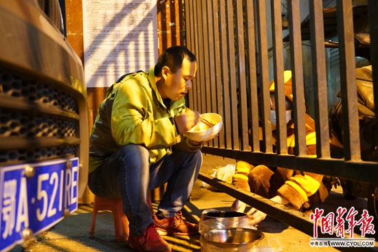 武漢這位送菜人以車(chē)為家待了14天 每天睡四五個(gè)小時(shí)