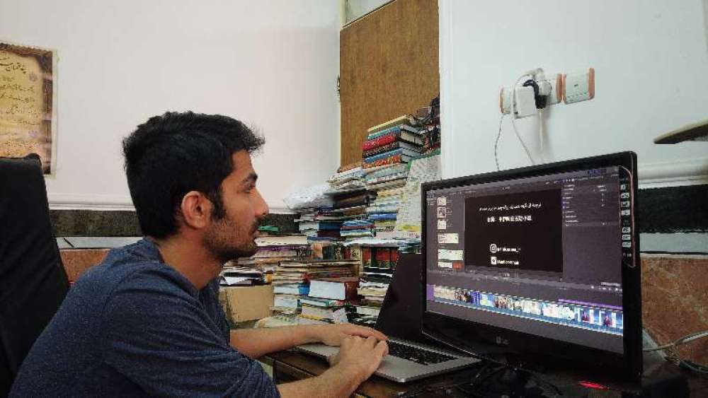 莊致遠正在剪輯視頻。（圖片由受訪者提供）