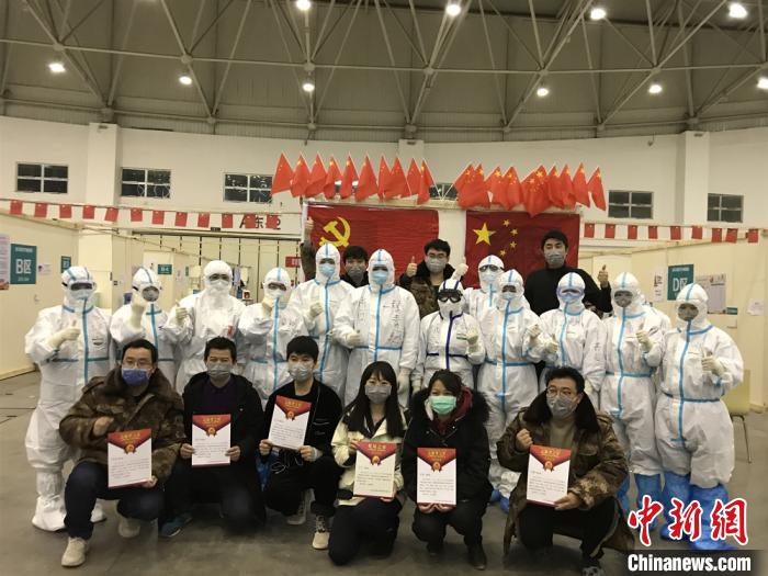 醫護人員“方艙記憶”：出院患者翻拍手機照片 愿記住每個人