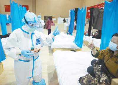 為緩解患者的焦慮情緒，在武漢大學(xué)中南醫(yī)院隔離病房，河北醫(yī)療隊(duì)護(hù)士用漫畫同患者交流。高翔攝（新華社發(fā)）