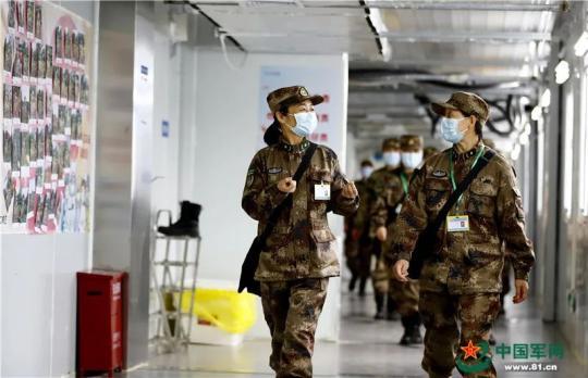 用心治療用心服務，火神山出院患者與她隔空擁抱