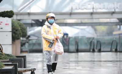 服務不打烊、跑腿送物資 他們是防疫生活的擺渡人