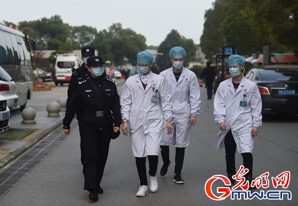 戰(zhàn)疫故事丨基層片警“楊媽”與3名90后護(hù)士的“警醫(yī)聯(lián)盟”