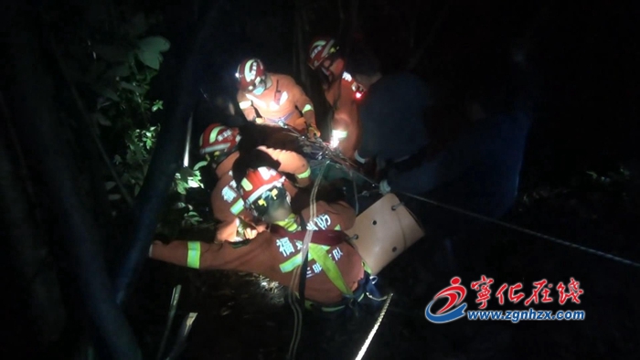 寧化：貨車翻入30米深谷消防緊急展開營救