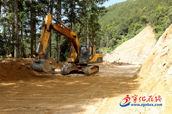 寧化石壁鎮(zhèn)：加快鄉(xiāng)村路網(wǎng)建設(shè)