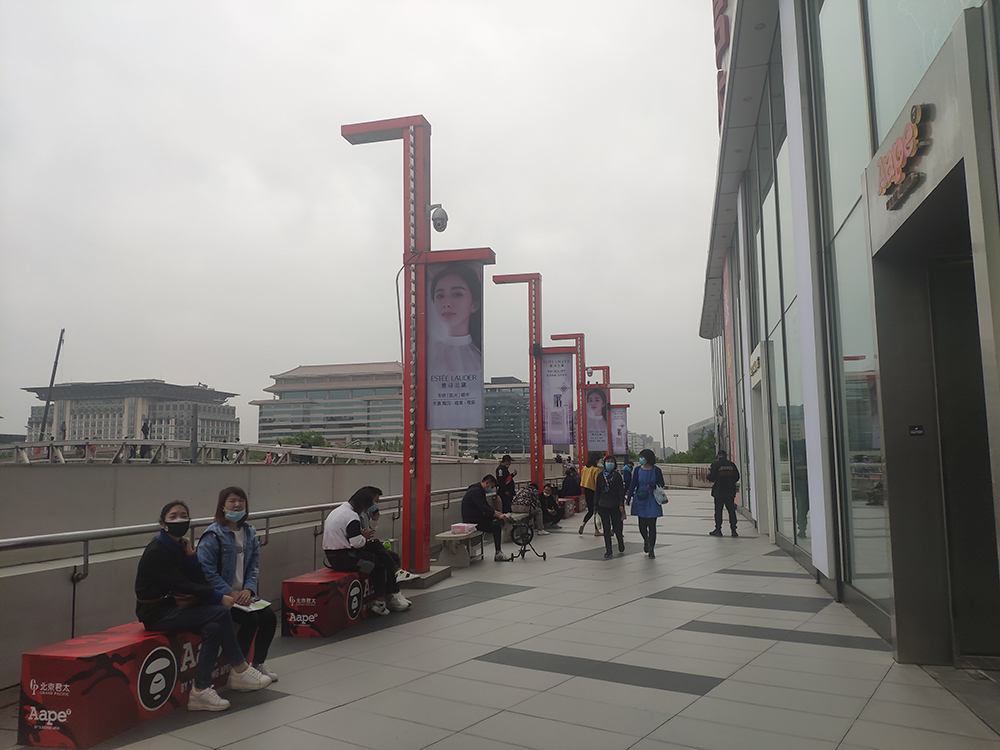 導購叫賣神仙水,西單不再空蕩蕩