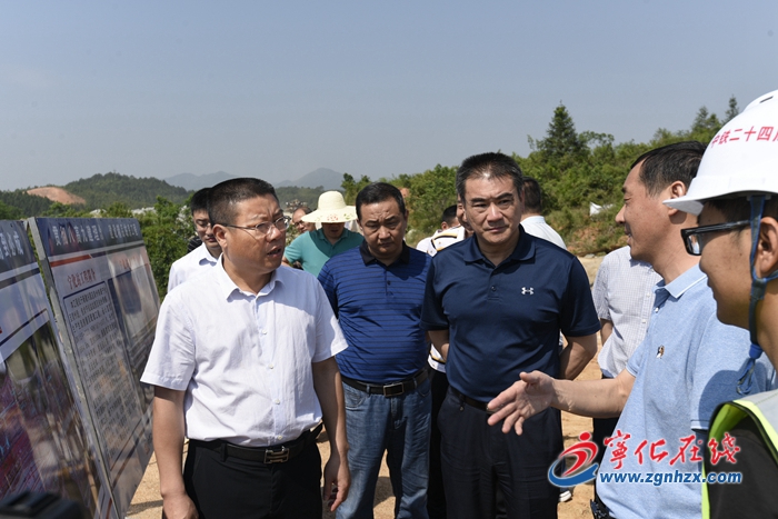 余建地、姚文輝到火車站站前廣場現(xiàn)場辦公