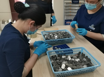 40袋硬幣換紙幣 銀行調(diào)配4名員工一周才能清點(diǎn)完