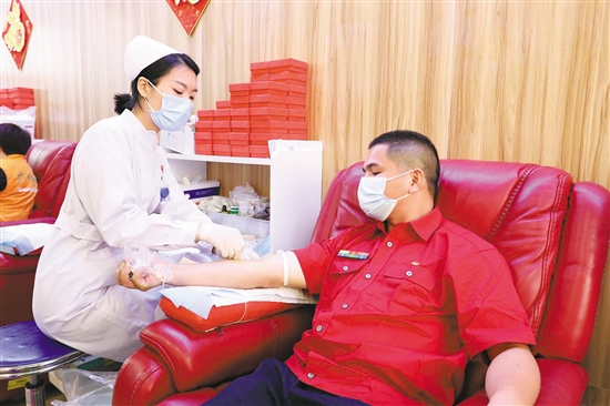 “熊貓大使”堅持獻血 用行動托起生命方舟