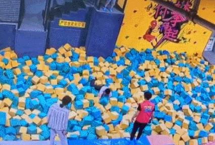 男子蹦床館跳海綿池胸椎骨折 “網紅項目”咋總出事？