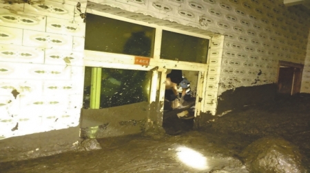 獨居老人身陷泥石流 8人徒手一個半小時將他挖出