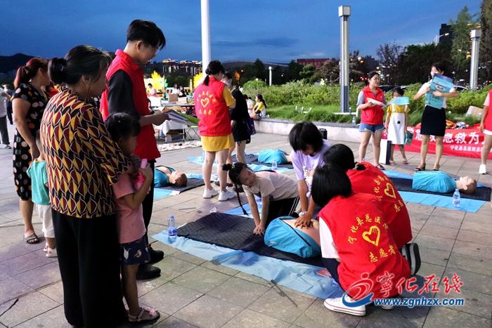 寧化:“白衣天使”擺地攤 推廣急救知識
