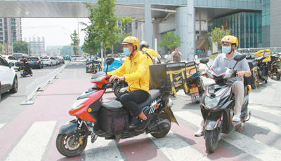 記者跟隨“外賣小哥”送外賣:一聲“謝謝” 再累也值