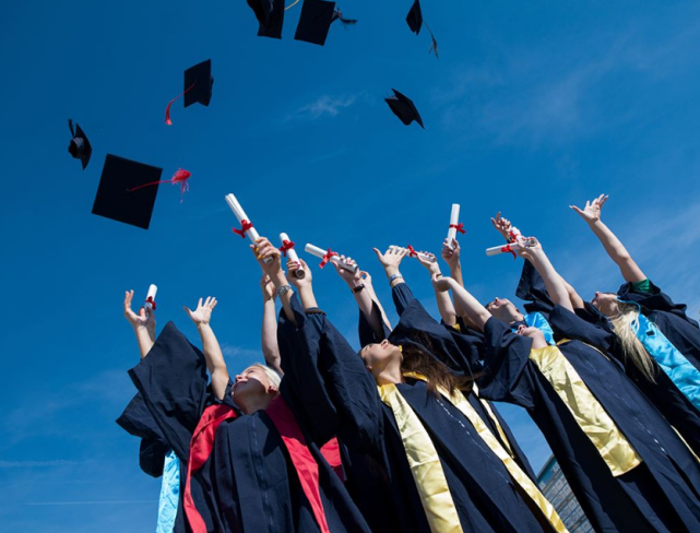 教授被裁、多所百年高校永久關閉……歐美高校怎么了？