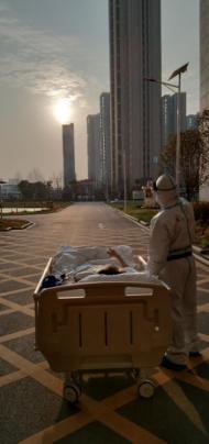 "看夕陽"老人回故地：想念醫(yī)療隊的孩子