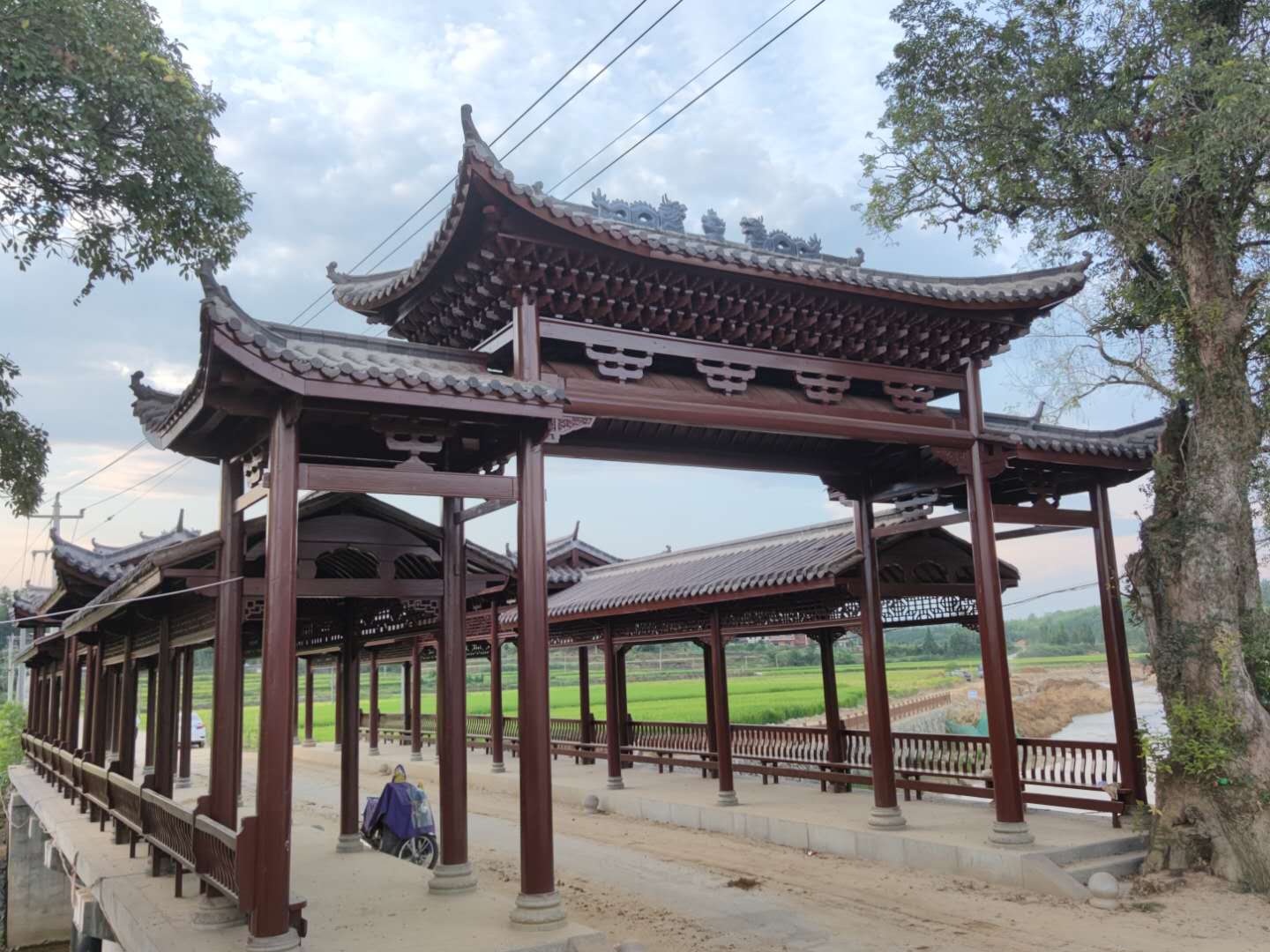 中沙鄉(xiāng)半溪村廊橋有獎?wù)髅顒拥墓? width=