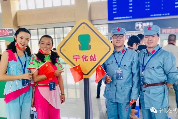 火車首發日，寧化志愿服務上火車，客家山歌一路行！