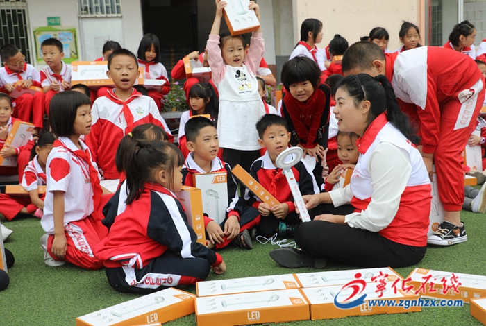 寧化:600盞臺燈照亮孩子求學路