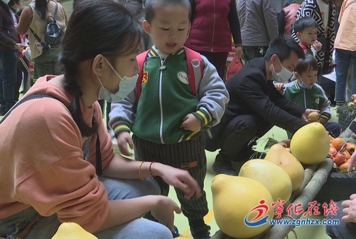 寧化縣賦欣幼兒園:“曬秋”義賣 獻(xiàn)愛心
