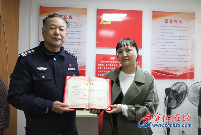 黃曉文:愛心助學 呵護“春蕾”