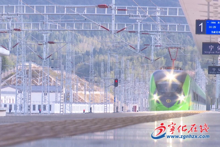 興泉鐵路開行首趟復(fù)興號動車組列車