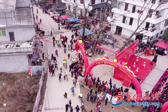 淮土鎮舉行第一屆“重走長征路  品味鳳凰山”紅色暨電商文化旅游節