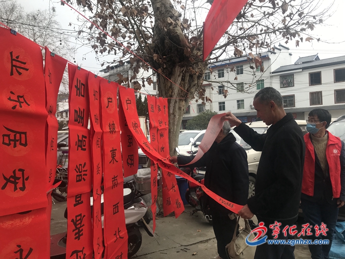 寧化曹坊鎮：師生義寫春聯送祝福