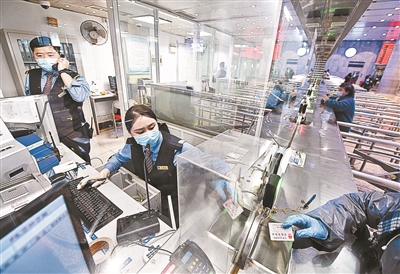 全國鐵路普速實施電子客票 春運里售票窗口在忙啥