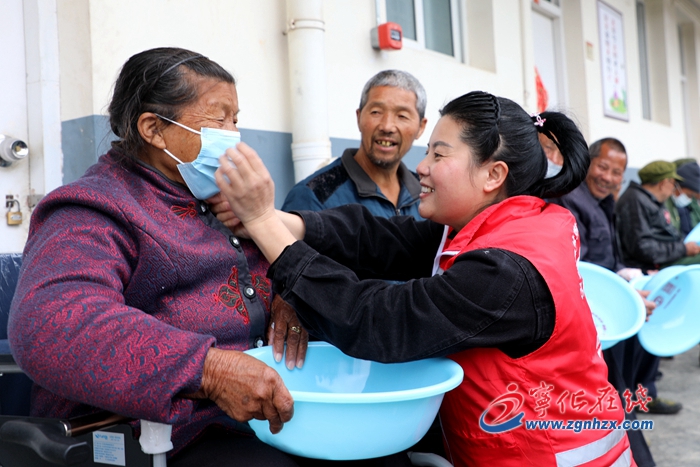 “有困難，找銀珠姐姐！”