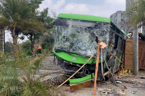 南寧一輛公交車突然失控撞向路邊致2人受傷 司機已被控制