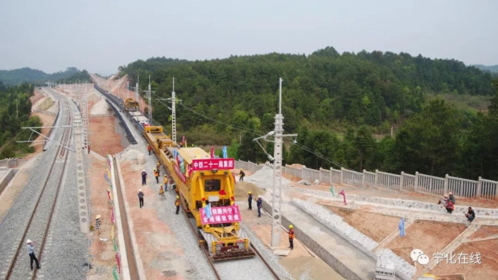 【產(chǎn)業(yè)突破年】最新進展！興泉鐵路興寧段鋪軌鋪設(shè)順利完成